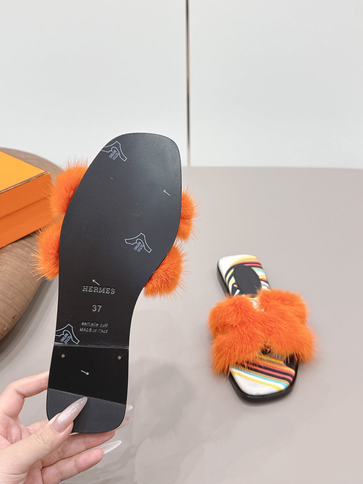 HM 25 Oran Orange Colorful Fur Canvas 738410