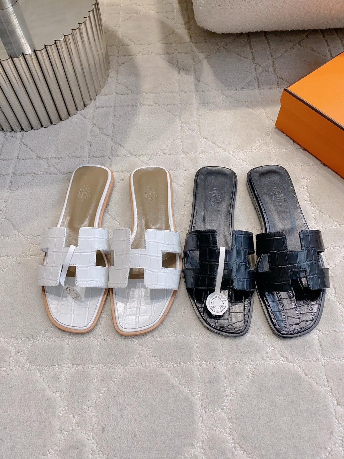 HM 26s Oran Sandal White Alligator Embossed Leather 724327