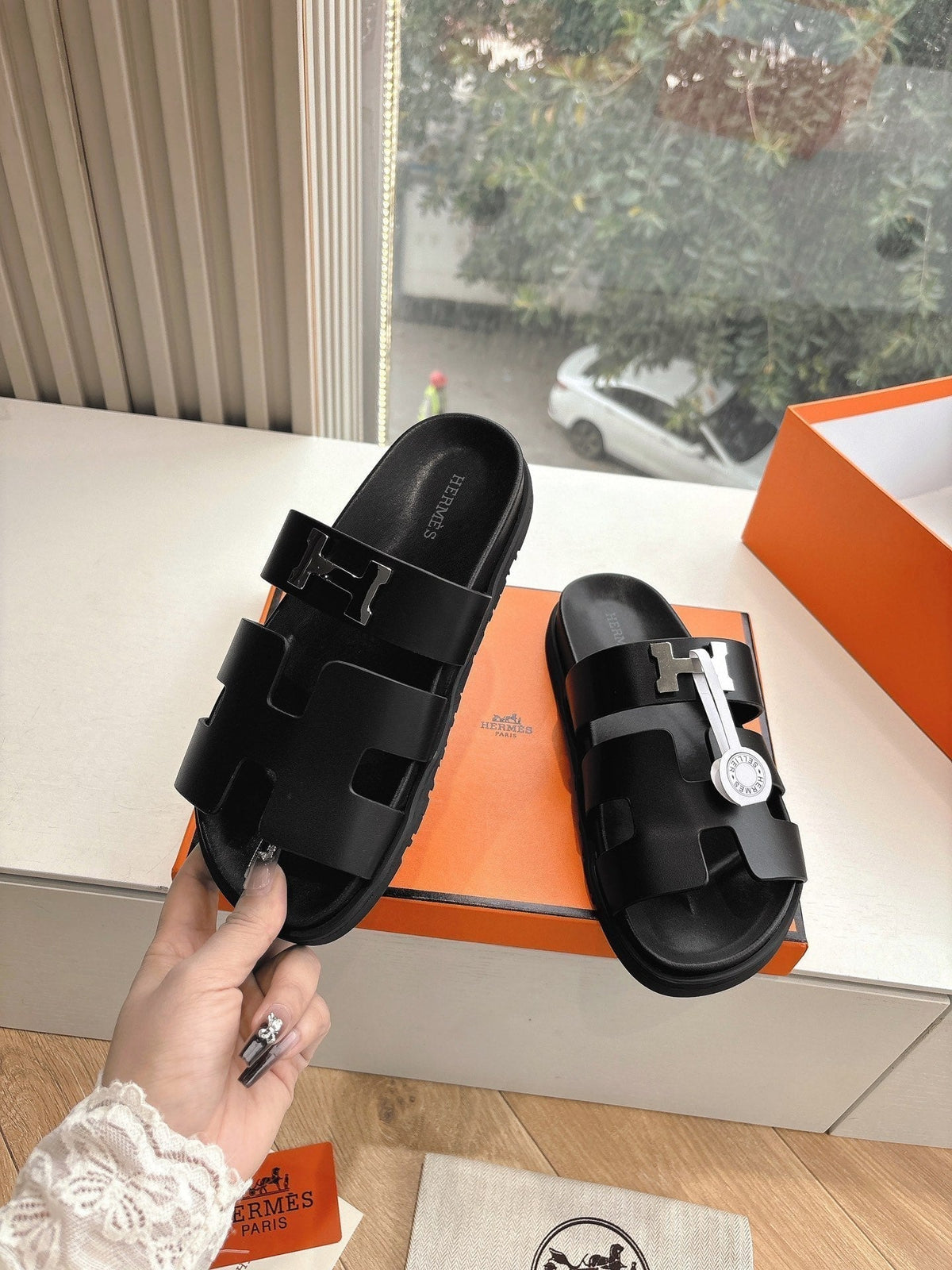 HM 25 Chypre Sandal Black Calfskin Silver H