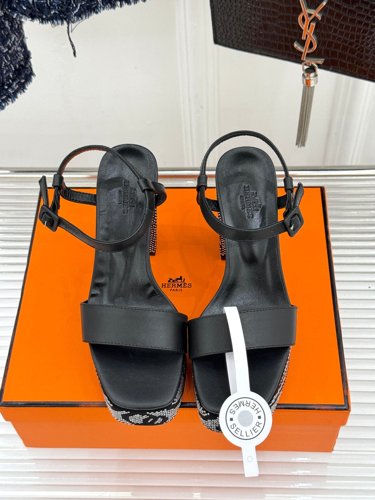 HM 26s Lightning Sandal 7cm Black Sheepskin 675702
