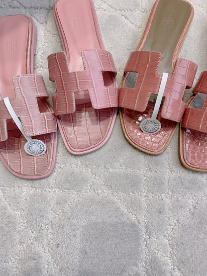 HM 26s Oran Sandal Pink Alligator Embossed Leather 724326