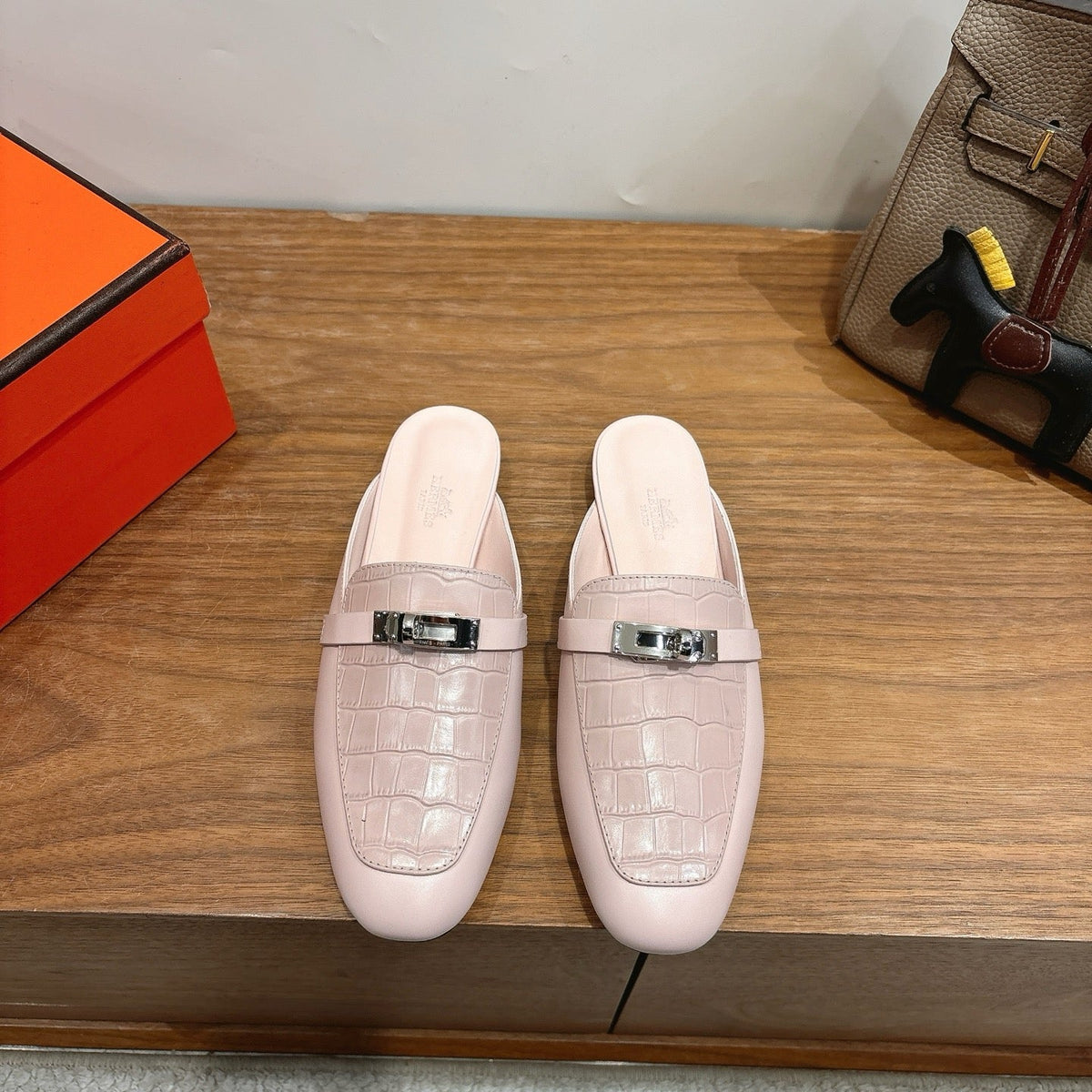 HM 26s Kelly Mule In Light Pink Crocodile-Embossed Calfskin Silver Hardware