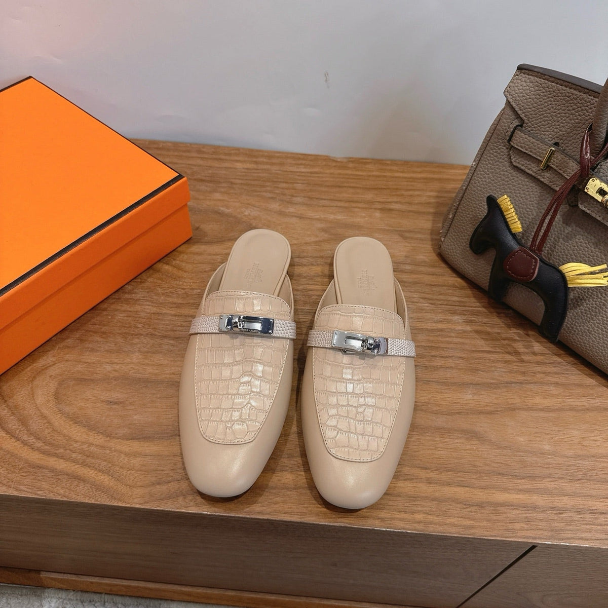 HM 2026 Oz Mule Light Beige Alligator Leather 849273