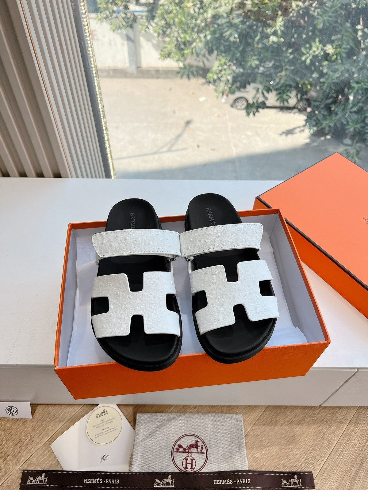 CHYPRE SANDAL IN WHITE GRAINED CALFSKIN