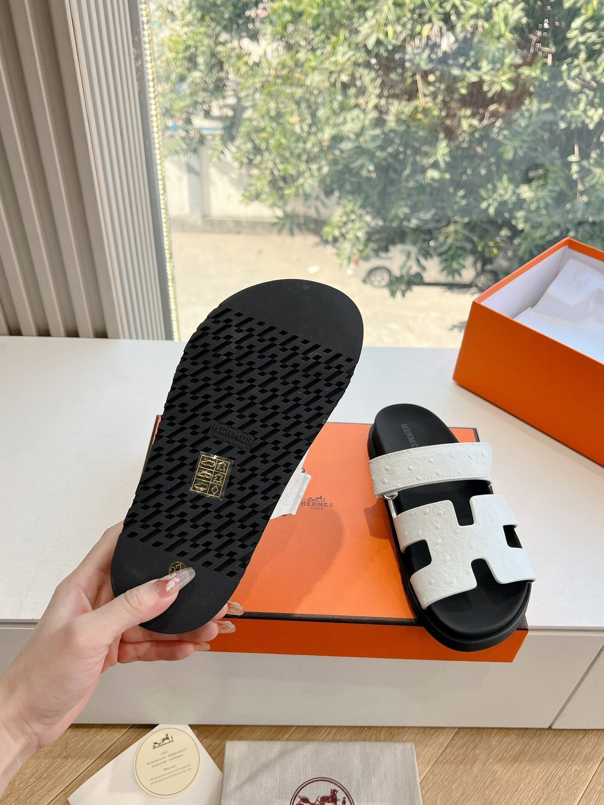 CHYPRE SANDAL IN WHITE GRAINED CALFSKIN