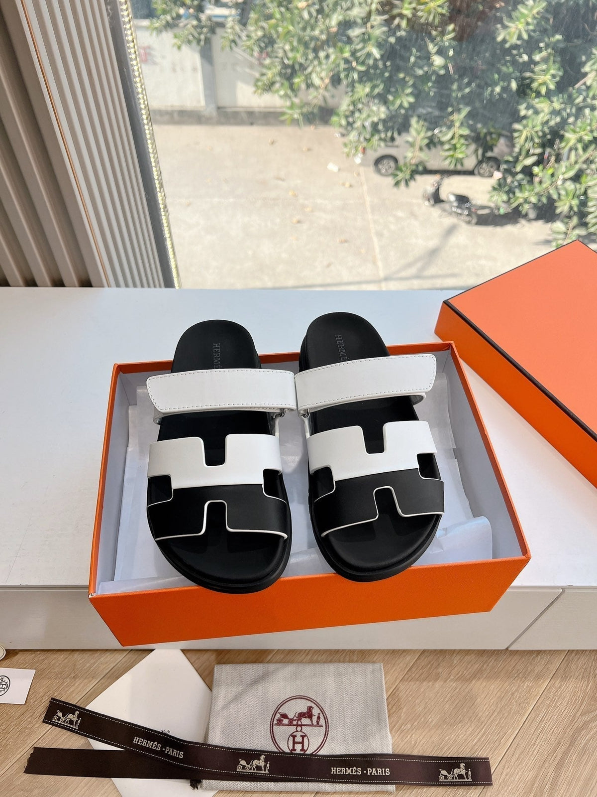 HM Chypre Sandal White mix Black Calfskin 202816