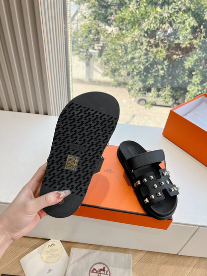 HM Chypre Sandal Black Calfskin mix Studs 202820