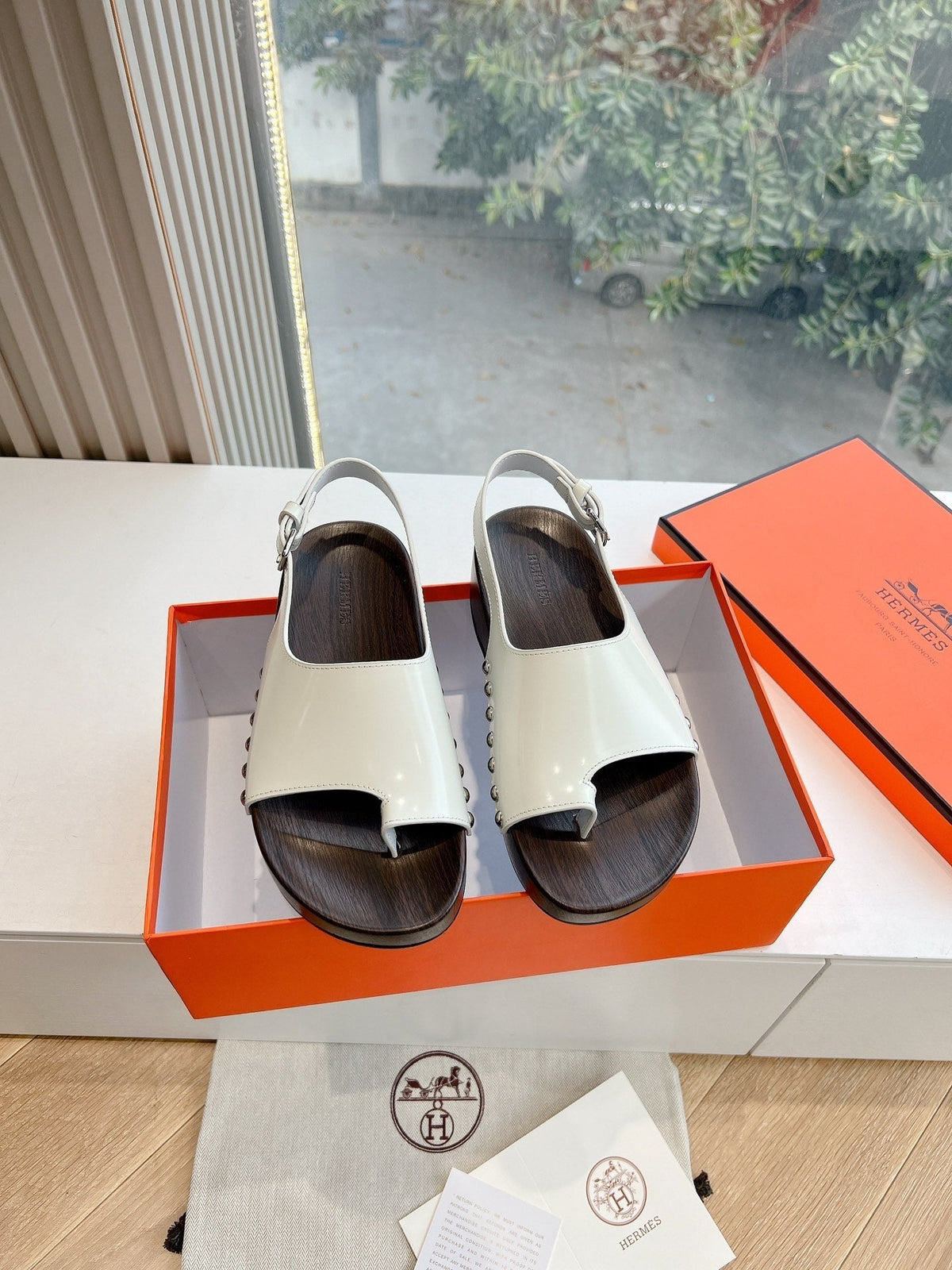 HM Flat Sandal In White Calfskin