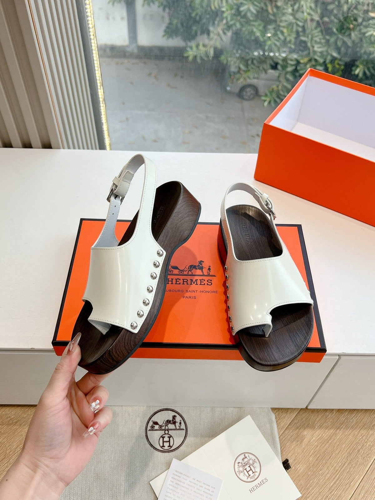 HM Flat Sandal In White Calfskin