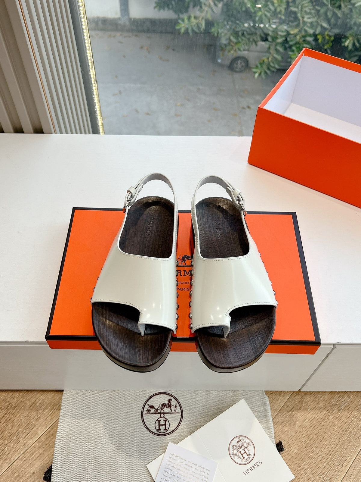 HM Flat Sandal In White Calfskin